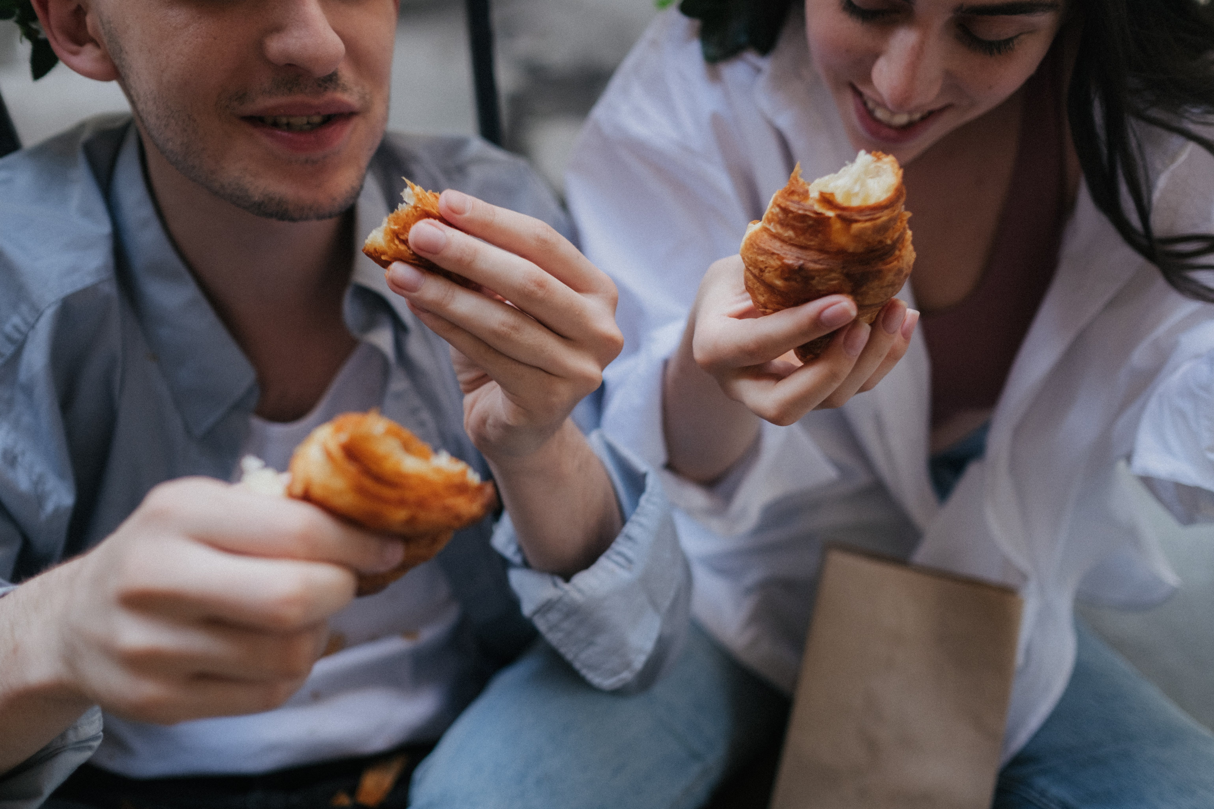 Ludzie jedzący croisanty